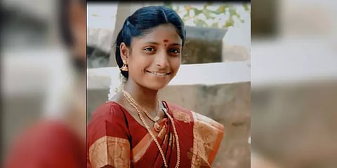 திருமணமாகி 2 ஆண்டில் பெண்ணுக்கு நேர்ந்த துயரம் : கொந்தளித்த பெற்றோர்..!