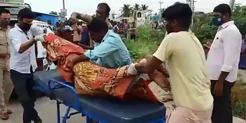 வெளியே சென்று வீடு திரும்பிய கணவனுக்கு அதிர்ச்சி : திருமணத்தை மீறிய உறவால் நடந்த கொலை.!