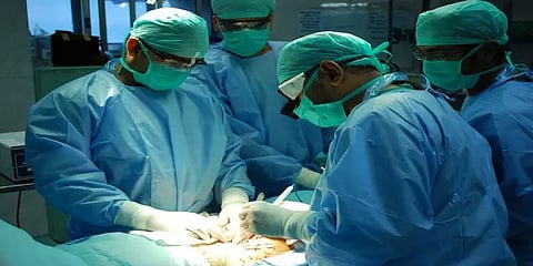 மூன்றரை மணிநேரத்தில் 50 கிலோ கருப்பைக் கட்டியை அகற்றிய டெல்லி மருத்துவர்கள்