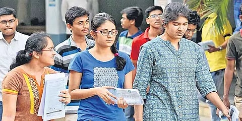 ஐஐடி, என்ஐடிகளில் சேர ஜேஇஇ நுழைவுத்தேர்வு- பாதுகாப்பு விதிகளுடன் நாளை தொடக்கம்
