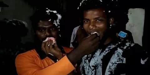 பட்டாக்கத்தியால் கேக் வெட்டிய இளைஞர்- கைது செய்த காவல்துறையினர்