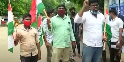 மதுரை : அரியர் மாணவர்கள் காதில் பூ வைத்து ஆர்ப்பாட்டம்