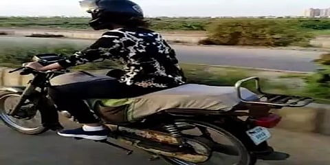 பாகிஸ்தான்: பெண் என்பதால் மறுக்கப்பட்ட டூவீலர் லைசென்ஸ்