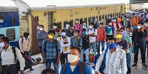 கொரோனா சிறப்பு ரயிலில் பயணித்த 97 புலம்பெயர் தொழிலாளர்கள் மரணம்: ரயில்வே அமைச்சர்