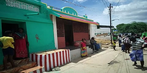 வெடிகுண்டு வீசி அரிவாளால் வெட்டி 2 பெண்கள் கொலை - பழிக்குப் பழி சம்பவம்.!