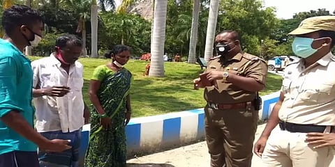 ஆட்சியர் அலுவலகத்தில் ஒரே குடும்பத்தைச் சேர்ந்த 4 பேர் தீக்குளிக்க முயற்சி !
