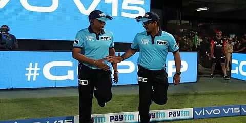 அனைத்திற்கும் மூன்றாவது அம்பயரை நாடிய ஆன் ஃபீல்ட் அம்பயர்கள்