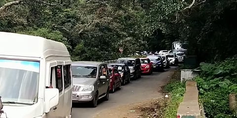 கொடைக்கானல்: பணியாளர்கள் பற்றாக்குறையால் நீண்ட வரிசையில் காத்திருக்கும் வாகனங்கள்...!