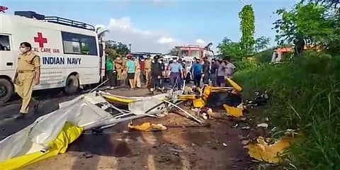 கேரளா: விழுந்து நொறுங்கிய சிறிய ரக கிளைடர் விமானம்... 2 வீரர்கள் மரணம்