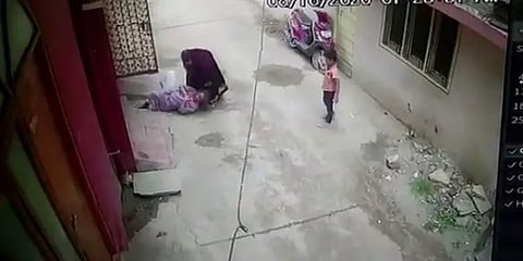 மாமியாரை சாலையில் இழுத்து சரமாரியாக தாக்கிய மருமகள்.!