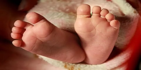பிறந்த குழந்தையை ஓடும் ஆட்டோவிலிருந்து தூக்கிவீசிய பெண் கைது