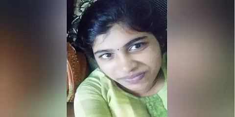 குடும்பப் பிரச்னையால் 2 மகள்களுடன் விஷம் குடித்த தாய் - ஒரு மகள் பரிதாப உயிரிழப்பு
