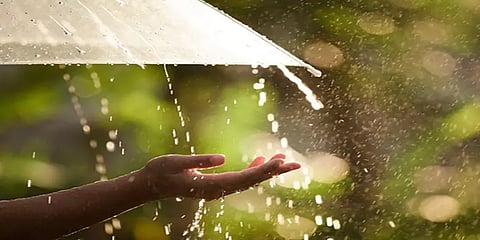 சென்னையில் நள்ளிரவு முதல் வெளுத்து வாங்கும் கனமழை..!