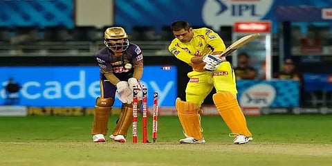 வருண் சுழலில் மீண்டும் போல்டான தோனி!