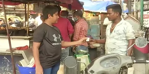 “சகோதரிகள் படிக்கவேண்டுமே”- தனது படிப்பை விட்டுவிட்டு டீ விற்கும் சிறுவன்