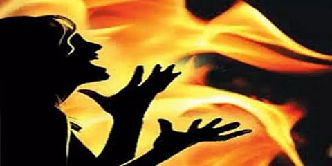 சொத்துக்காக பெற்ற தாயையே மனைவியுடன் சேர்ந்து கொளுத்திய மகன்: உ.பியில் அதிர்ச்சி!