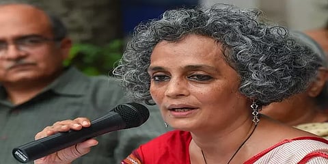 அருந்ததி ராயின் புத்தகத்தை பாடத்திட்டத்தில் இருந்து நீக்கியது சுந்தரனார் பல்கலை.