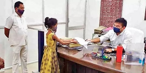 மதிய உணவிற்கான பணத்தை கொடுக்க மறுத்த தந்தை மீது புகார் கொடுத்த மாணவி