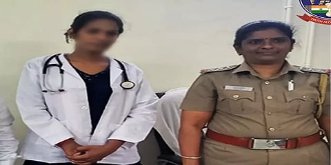 ஒதுக்கப்பட்ட திருநங்கை மருத்துவர்: ஆதரவற்று நின்றவருக்கு மறுவாழ்வு கொடுத்த பெண் போலீஸ்