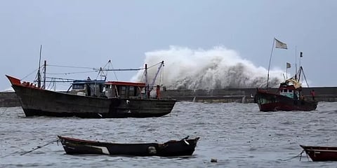 புயல் காலங்களில் துறைமுகங்களில் ஏற்றப்படும் கூண்டுகள் என்ன ?