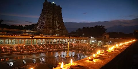 கார்த்திகை தீபத்தில் ஜொலிக்கும் மதுரை மீனாட்சி அம்மன் கோயில்