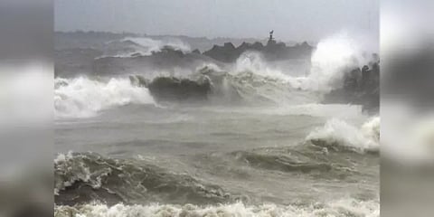 உருவானது புயல் சின்னம்... கரை திரும்பாத மீனவர்களை மீட்க உறவினர்கள் கோரிக்கை