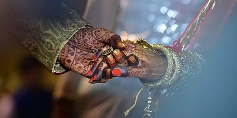 விரும்பியவரை திருமணம் செய்வது அடிப்படைஉரிமை; மத தலையீடு கூடாது- கர்நாடகா உயர் நீதிமன்றம்