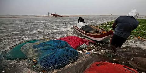 புரெவி புயல்: ராமேஸ்வரத்தில் கனமழை; நங்கூரத்தை அறுத்து கரை ஒதுங்கிய விசைப்படகுகள்!