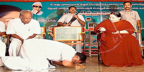 ரஜினி அரசியலை அணுகுவதில் முரண்பாடு: அதிமுகவில் ஓபிஎஸ் 'இடம்'தான் எது?