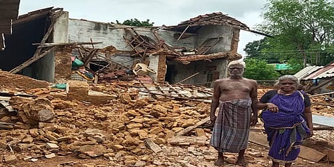 சிவகங்கை: வீடு இடிந்ததில் அதிர்ஷ்டவசமாக உயிர் தப்பிய தம்பதியினர்: 6 ஆடுகள் உயிரிழப்பு