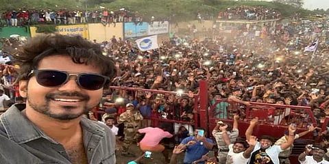 விஜய்யின் செல்ஃபி.. தோனியின் டிவீட்..- டிவிட்டரில் அதிகம் பேசப்பட்ட இந்த வருட லிஸ்ட்!