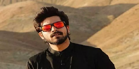 நேற்று ரஜினியின் தளபதி, இன்று கமலின் சிகப்பு ரோஜாக்கள் - வைரலாகும் ஸ்டார் படத்தின் போஸ்டர்