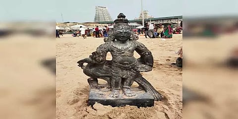 திருச்செந்தூர்: கோயில் கடற்கரையில் கேட்பாரற்று இருக்கும் முருகன் சிலையை பாதுகாக்க கோரிக்கை