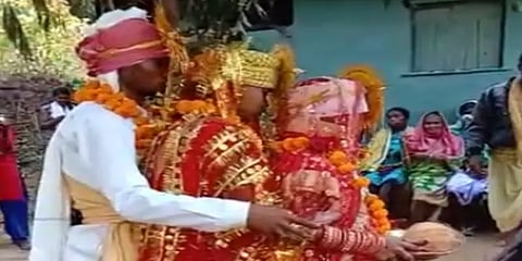 சத்தீஸ்கர்: ஒரேநாளில் 2 பெண்களை மணந்த நபர்; 'மிக மகிழ்ச்சியாக' இருப்பதாக கூறும் மனைவிகள்