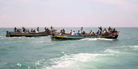 ராமேஸ்வரம் மீனவர்கள் மீது கற்கள் வீசி இலங்கை கடற்படை தாக்குதல்: மீனவர்கள் சிறைபிடிப்பு