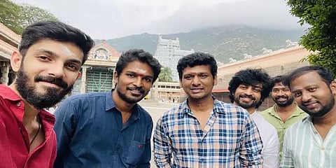 மாஸ்டர் படம் வெற்றியடைய வேண்டுதல்: திருவண்ணாமலை கோயிலில் வழிபட்ட லோகேஷ், அனிருத்!