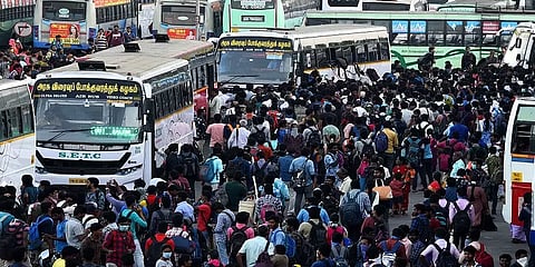 கோயம்பேடு: பேருந்துக்காக பல மணிநேரம் காத்திருந்த மக்கள்; சொந்த ஊர் செல்ல முடியாமல் தவிப்பு