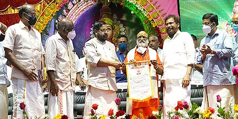 ‘பள்ளிக்கட்டு சபரிமலைக்கு’ : பக்தி பாடகர் வீரமணி ராஜுக்கு சபரிமலை 'ஹரிவராசனம்' விருது