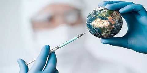 PT Web Explainer: 'மீட்பர்' வரிசையில் இந்தியா... தடுப்பூசிக்கு ஏழை நாடுகள் எங்கே போகும்?