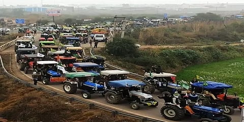 டெல்லியை நோக்கி படையெடுக்கும் டிராக்டர்கள்: பிரம்மாண்ட பேரணியை தொடங்கிய விவசாயிகள்!