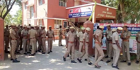 நெல்லையில் காவல்நிலையம் முன்பு நாட்டு வெடிகுண்டு வீச்சு! போலீஸ் குவிப்பு!
