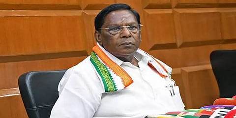 ராஜினாமா கடிதத்தை துணை நிலை ஆளுநரிடம் அளித்த நாராயணசாமி!