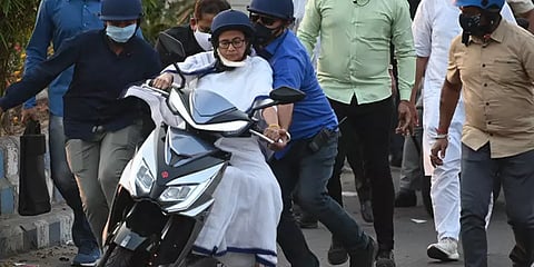 ஸ்கூட்டரில் இருந்து தடுமாறி விழப்பார்த்த மம்தா; கைத்தாங்கலாக தாங்கிப்பிடித்த காவலர்கள்!