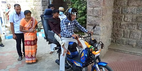 மாற்றுத்திறனாளி இளைஞருக்கு சொந்த செலவில் பைக் வாங்கிக் கொடுத்த மதுரை ஆட்சியர்!