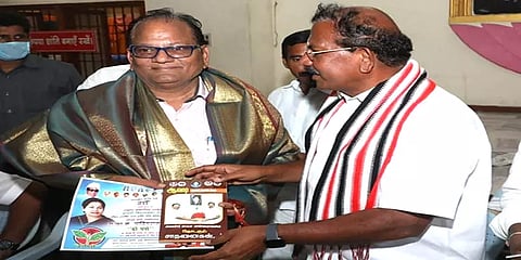 சென்னை: இந்தி பிரசுரங்களை கொடுத்து வாக்கு சேகரிக்கும் தமிழ் வளர்ச்சித்துறை அமைச்சர்