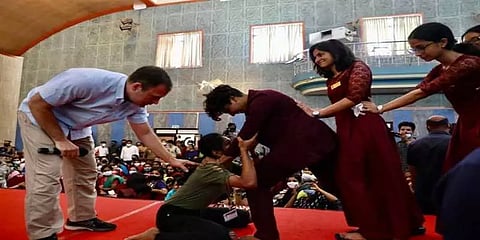 ‘அய்கிடோ’ தற்காப்பு கலையில் கேரள கல்லூரி மாணவிகளுக்கு பயிற்சி கொடுத்த ராகுல் காந்தி