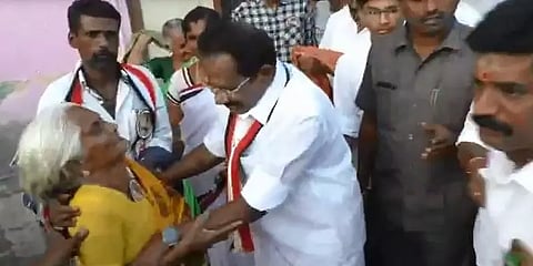 பரப்புரையின் போது அருள்வாக்கு சொல்லிய மூதாட்டி: பொன்னாடை போர்த்தி சிறப்பித்த செல்லூர் ராஜூ