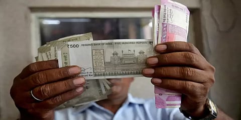 அதிமுக வேட்பாளரின் ஊழியர் வீட்டில் ரூ.1 கோடி பறிமுதல் - வருமான வரித்துறையினர் அதிரடி