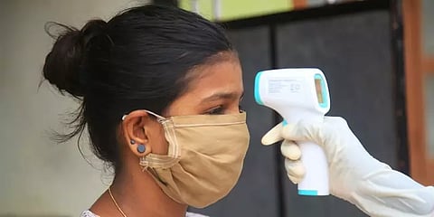 டெல்லியில் இளம் வயதினரை குறிவைக்கும் கொரோனா: எச்சரிக்கும் எய்ம்ஸ் இயக்குநர்