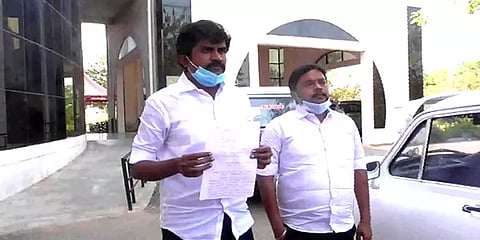 கரூர்: கருத்துக் கணிப்பு நடத்தியவர்கள் மீது அதிமுகவினர் தாக்குதல் நடத்தியதாக புகார்